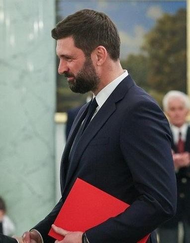 Portret Nikodema Rachonia i jego brata, dziennikarza Michała Rachonia, podkreślający ich powiązania rodzinne i odrębne role publiczne.