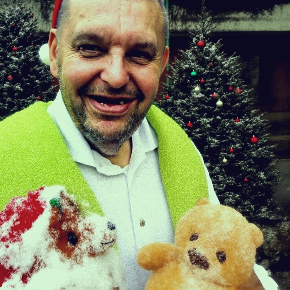 Krzysztof Kononowicz w otoczeniu swojego domu na Szkolnej 17, ukazujący codzienne życie i realia Uniwersum Szkolna 17.