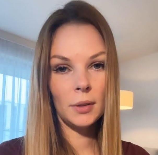 Małgorzata Tomaszewska w swobodnej pozie, przeglądająca media społecznościowe lub wchodząca w interakcję z fanami, z ciepłym wyrazem twarzy, w domowym lub zakulisowym otoczeniu.
