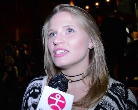 Natalia Rybicka w dynamicznej pozie tanecznej, prezentująca swoje umiejętności taneczne z disco dance freestyle.