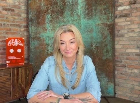 Martyna Wojciechowska podczas podróży, w akcji, symbolizująca jej odwagę i pasję do odkrywania świata.