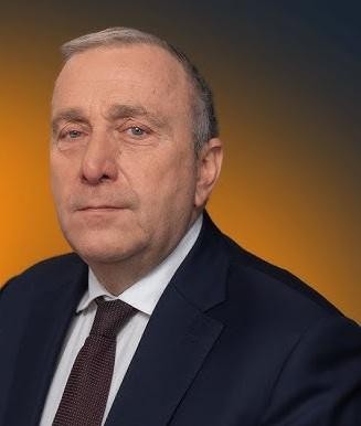 Grzegorz Schetyna aktywnie uczestniczący w wydarzeniu politycznym, np. przemawiający na mównicy.