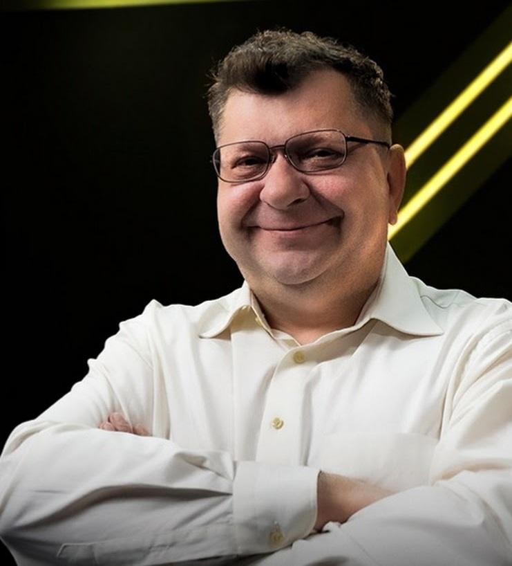 Zbigniew Stonoga w dynamicznej pozie z walk freak fight, ukazującej jego zaangażowanie w sporty walki.