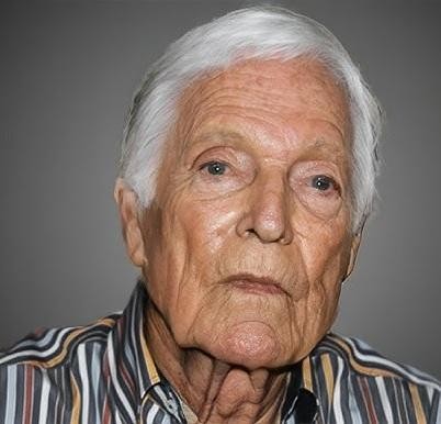 Richard Chamberlain w zamyśleniu, ukazujący złożoność jego życia prywatnego i publicznego.