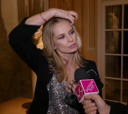 Magdalena Cielecka odbierająca nagrodę na scenie, w świetle reflektorów, symbolizująca jej osiągnięcia i publiczne uznanie.