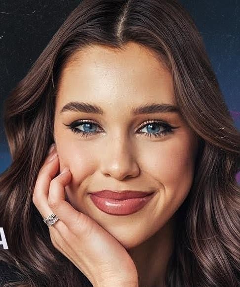 Maria Jeleniewska aktywnie korzystająca ze smartfona z widocznym interfejsem TikToka, uśmiechnięta, na rozmytym, nowoczesnym tle, symbolizującym jej rolę influencerki.