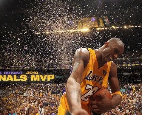 Kobe Bryant wykonujący charakterystyczny rzut fadeaway w koszulce Lakers, z intensywnym wyrazem twarzy, uchwycony w dynamicznym ujęciu.