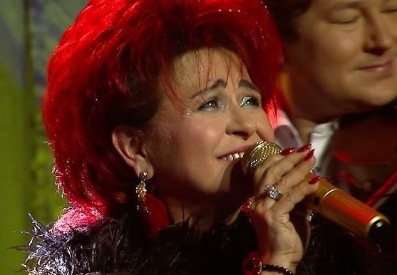 Bernadeta Kowalska śpiewająca na scenie ze swoim zespołem 