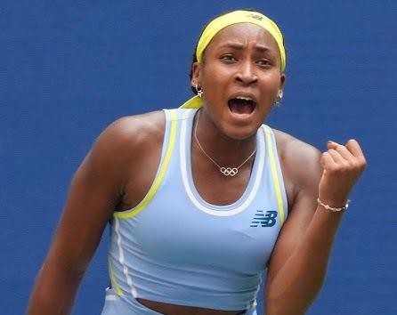 Coco Gauff, zbliżenie na jej skupioną i zdeterminowaną twarz podczas meczu tenisowego.
