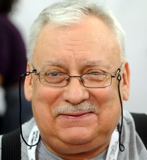 Zbiór okładek książek fantasy i gier komputerowych z serii