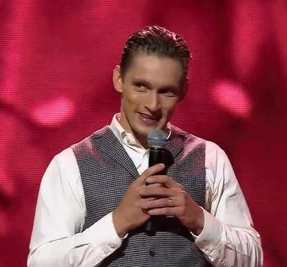 Filip Gurłacz, polski aktor, z pewnym siebie i przyjaznym wyrazem, nawiązujący kontakt wzrokowy, symbolizujący jego aktywność i popularność na Instagramie.