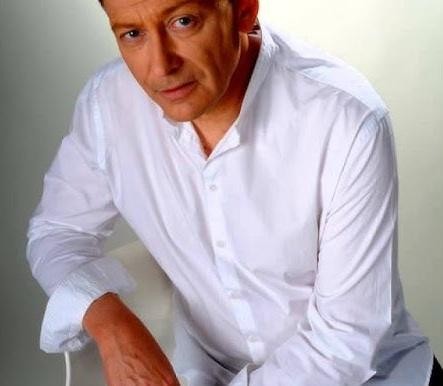 Jacek Borkowski w domowym zaciszu, przygotowujący posiłek, symbolizujący jego zaangażowanie w życie rodzinne i domowe.