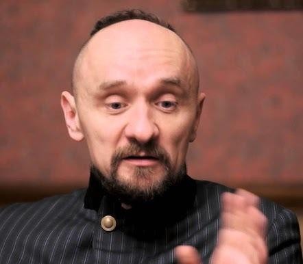 Symboliczne przedstawienie prywatności Jana Klaty i jego życia rodzinnego, z subtelnymi elementami domowymi, bez ukazywania twarzy.