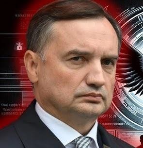 Zbigniew Ziobro w trakcie przemówienia na wiecu lub konferencji prasowej, gestykulujący, co podkreśla jego zaangażowanie i pasję.