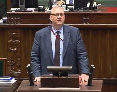 Bogdan Święczkowski, Prokurator Krajowy, zdeterminowany i bezkompromisowy, odzwierciedlający jego przydomek „Godzilla”.