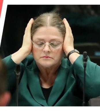 Dynamiczny kolaż przedstawiający Krystynę Pawłowicz w otoczeniu symboli jej kariery: młotka sędziowskiego, ław poselskich i ksiąg prawniczych, podkreślający jej rolę w polityce i sądownictwie.