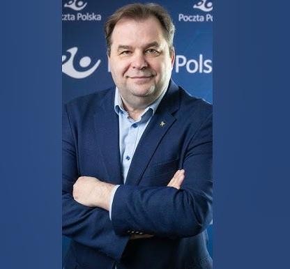 Sebastian Mikosz w dynamicznej scenie biznesowej, symbolizującej jego rolę w restrukturyzacji i strategicznym zarządzaniu.