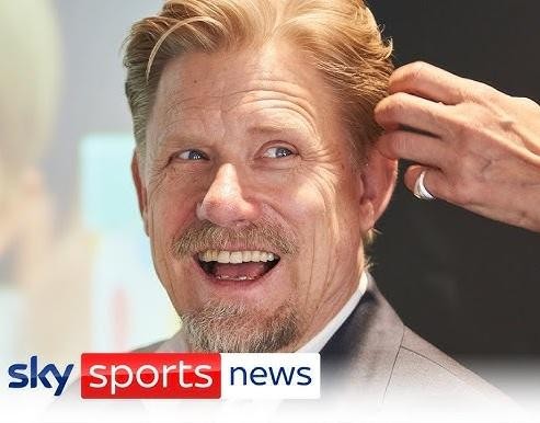 Peter Schmeichel w akcji, wykonujący efektowną paradę w bramce Manchesteru United, ukazujący jego siłę i koncentrację podczas meczu.