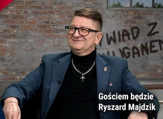 Scena przedstawiająca przeszukanie domu Ryszarda Majdzika przez służby, z sugerowanymi elementami poszukiwania broni, w dynamicznej i napiętej atmosferze.