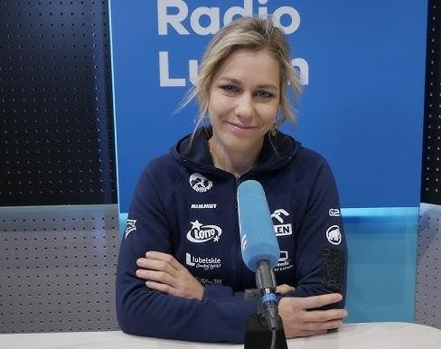 Aleksandra Mirosław trenująca na 15-metrowej ściance wspinaczkowej w hali sportowej Lubelskiego Uniwersytetu Medycznego, ukazująca zwinność i koncentrację podczas przygotowań.