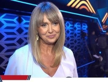Ewa Wachowicz w eleganckiej stylizacji, prezentująca swój nienaganny gust i klasyczny ubiór, będący inspiracją dla mody.
