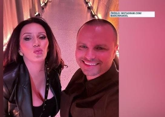 Marcin Hakiel z dziećmi Adamem i Heleną oraz narzeczoną Dominiką Serowską, uśmiechnięci, w ciepłej, rodzinnej atmosferze.