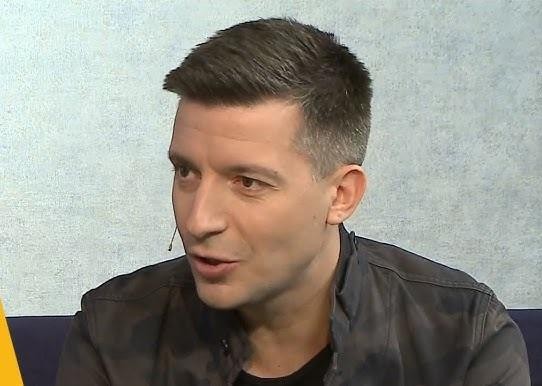 Ekran smartfona wyświetlający profil Michała Cessanisa na Instagramie (@michalcessanis) z różnorodnymi zdjęciami z podróży i interakcji z fanami.