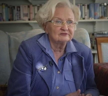 Ewa Łętowska w chwilach relaksu, oddająca się pasji do literatury i muzyki.