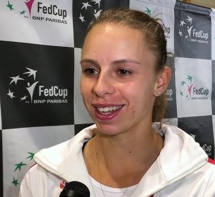 Portret Magdy Linette, uśmiechniętej lub zamyślonej, w kontekście sportowym, podkreślający jej osobowość i determinację.
