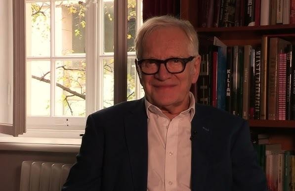Andrzej Seweryn w charakteryzacji filmowej na planie, z tłem sugerującym historyczną produkcję.