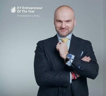Grafika przedstawiająca sukces finansowy Rafała Brzoski, symbolizująca jego obecność na liście najbogatszych Polaków Forbesa.