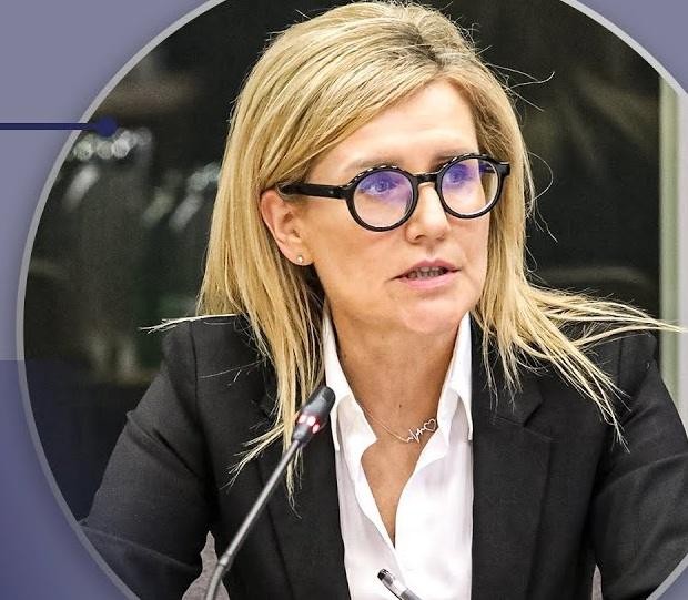 Symboliczne przedstawienie walki Ewy Wrzosek o praworządność, z elementami nawiązującymi do represji i inwigilacji.