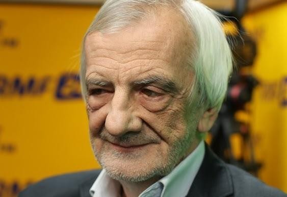 Ryszard Terlecki podczas wystąpienia publicznego w parlamencie, ukazujący jego charakterystyczne gesty i ekspresję.