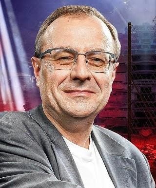 Antoni Dudek podczas wykładu lub debaty, dynamicznie przedstawiający swoje analizy historyczne i polityczne.