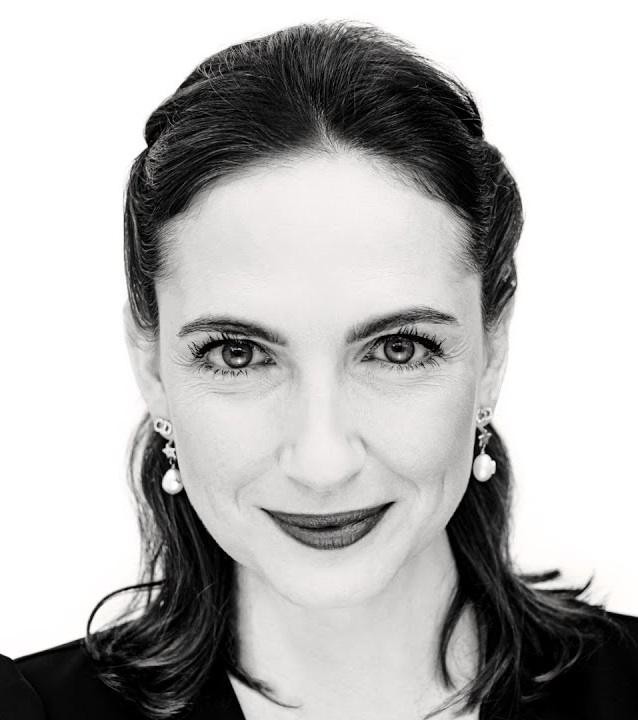 Anna Cieślak w trakcie pracy na planie filmowym lub teatralnym, ukazująca wszechstronność i dynamikę jej kariery aktorskiej.