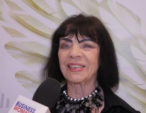 Sława Przybylska na scenie, śpiewająca z pasją do mikrofonu, w dynamicznym ujęciu z teatralnym oświetleniem.
