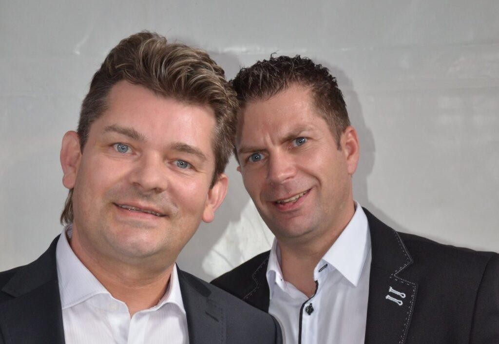 Ryszard Warot, klawiszowiec zespołu Akcent, dynamicznie grający na scenie podczas koncertu disco polo, otoczony światłami scenicznymi i energią publiczności.