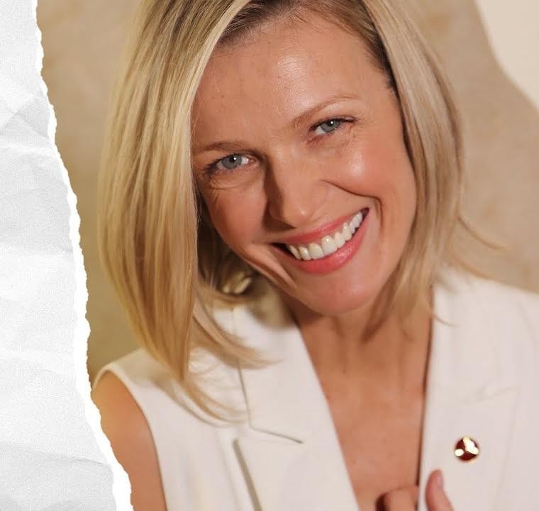 Magda Mołek przeglądająca Instagram na smartfonie, uśmiechnięta w swobodnej, domowej atmosferze.