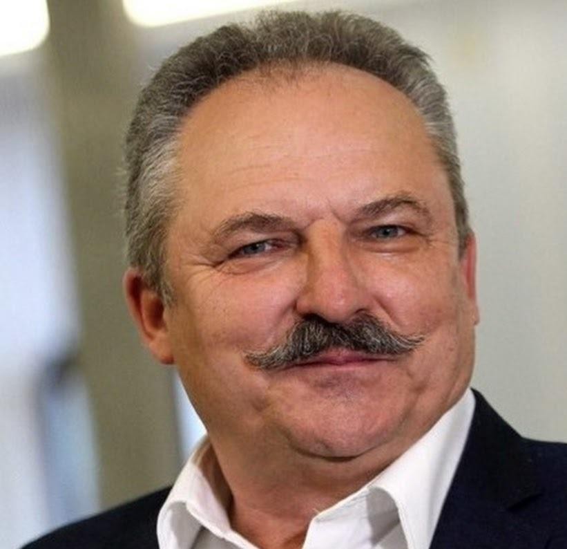 Marek Jakubiak podczas wystąpienia publicznego.
