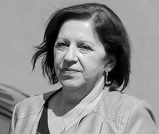Alt: Rozmazane dokumenty prawne i elementy biurowe, symbolizujące śledztwo i przesłuchanie w prokuraturze.
