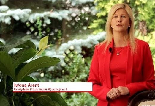 Iwona Arent, posłanka, aktywnie uczestnicząca w debacie parlamentarnej w Sejmie, przemawiająca z mównicy lub miejsca, z widoczną salą plenarną w tle.