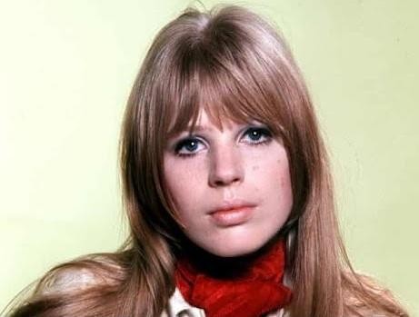 Marianne Faithfull w latach 70., okres walki z uzależnieniem i osobistych zmagań, ukazujący jej wytrwałość.