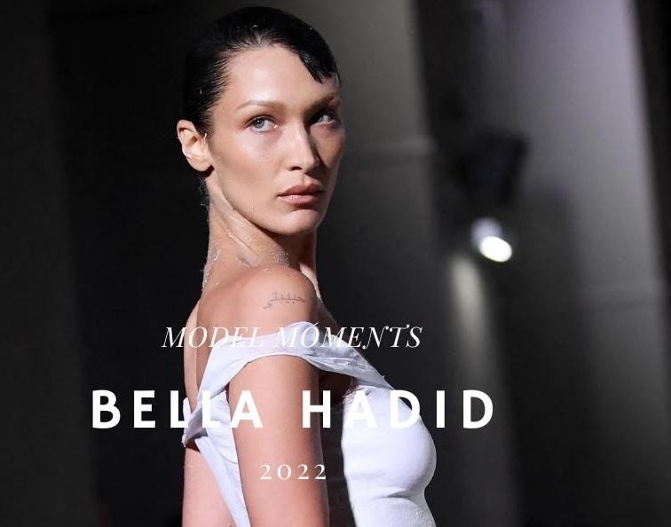 Bella Hadid na wybiegu podczas pokazu mody, prezentująca designerski strój, w dynamicznej pozie.