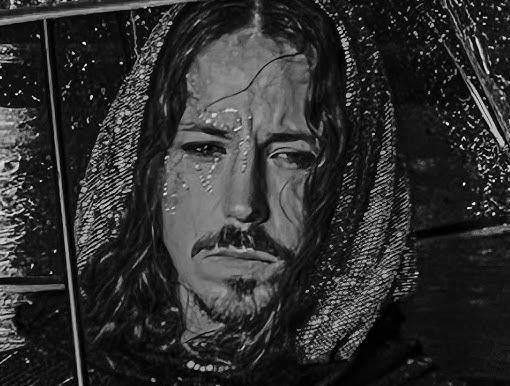 Michał Szpak w awangardowym stroju, z długimi włosami i intensywnym spojrzeniem, na tle minimalistycznym, podkreślającym jego artystyczną indywidualność.