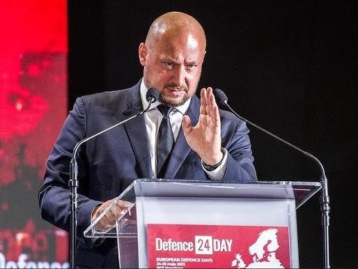 Ręce wskazujące na schemat medyczny lub dokument prawny, symbolizujące interdyscyplinarną wiedzę Jacka Siewiery.
